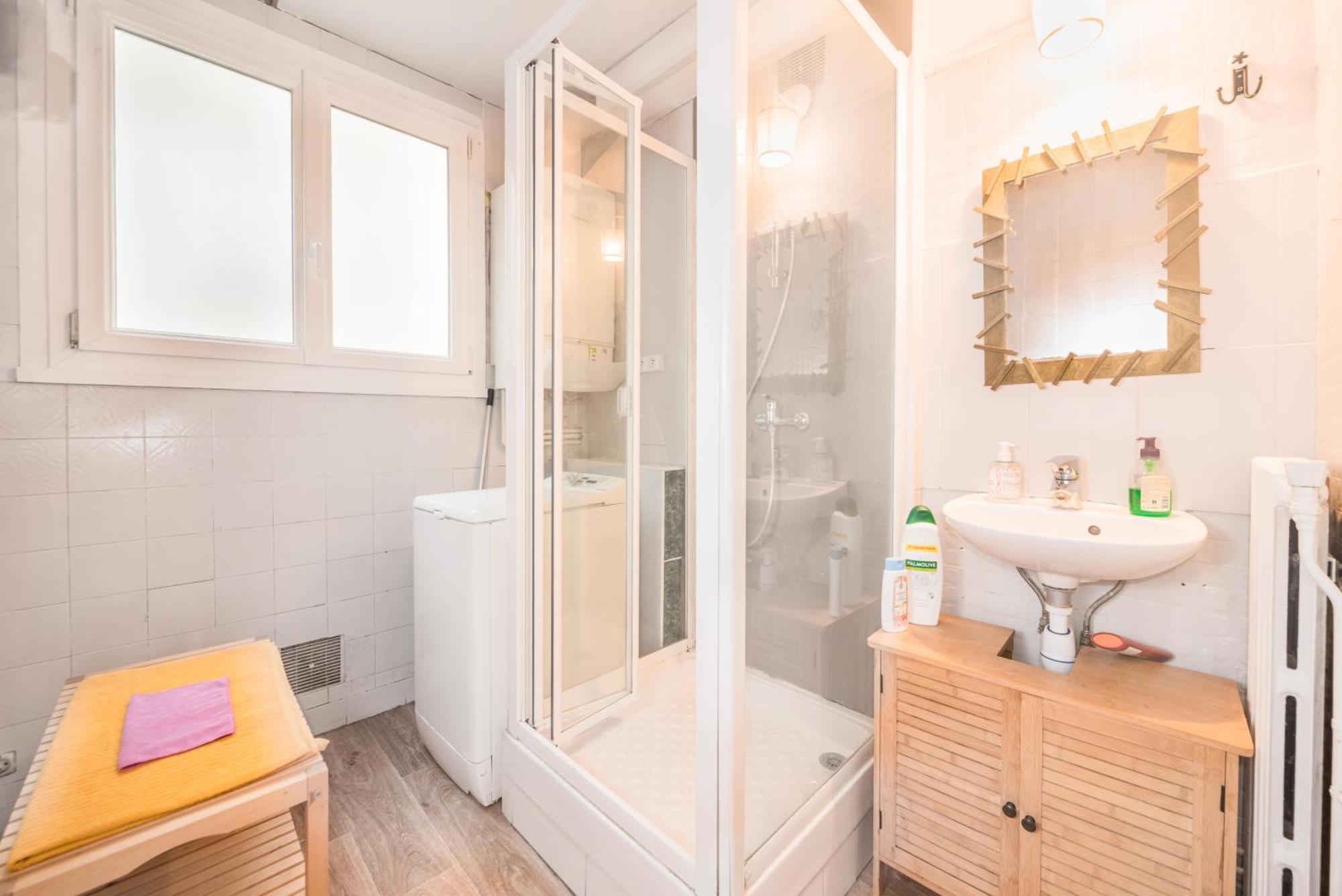 Cute Bedroom Central Location In Accommodatie bij particulieren Parijs